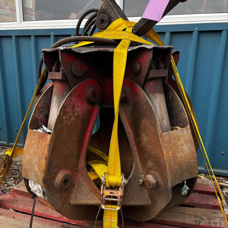 <p>5-tine orange-peel hydraulic excavator waste-grab (USED), sold as seen, no warranty, pin size 50mm diameter x 200mm long, £1100.00 + VAT + shipping.<br/></p><p><strong>Call us on 01476 568384 (Press 2)</strong></p>